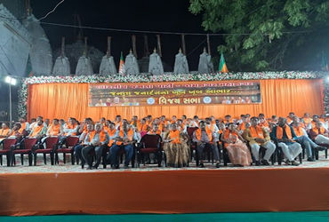 જામનગરના ચાંદીબજારના ચોકમાં ભારતીય જનતા પાર્ટી દ્વારા ભવ્ય વિજય વિશ્વાસ સંમેલન યોજાયું