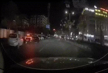 VIDEO: અમદાવાદના નિકોલમાં ભક્તિ સર્કલ નજીક કાર ડિવાઈડર કૂદી વૈભવી કાર સાથે ભટકાઈ