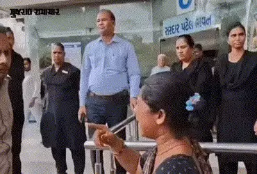 "લારી  પાછી આપો નહીં તો દારૂ વેચીશ..!" અમદાવાદમાં રોજગારી છીનવાતા વિધવા મહિલાની રડતી આંખે AMC કચેરીએ હૈયાવરાળ