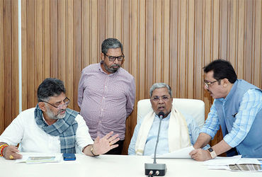 ડી.કે.શિવકુમારનું CM બનવાનું નક્કી : સિદ્ધારમૈયાના પ્રસ્તાવ પર મહોર, 3 જૂને શપથ ગ્રહણ | DK Shivakumar To Become Karnataka New CM As Siddaramaiah Resigns And CLP Selects New Leader ડી.કે.શિવકુમારનું CM બનવાનું નક્કી : સિદ્ધારમૈયાના પ્રસ્તાવ પર મહોર, 3 જૂને શપથ ગ્રહણ | DK Shivakumar To Become Karnataka New CM As Siddaramaiah Resigns And CLP Selects New Leader