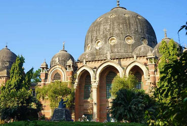 બહારગામના વિદ્યાર્થીઓ શૈક્ષણિક પ્રતિષ્ઠા અને ઓછી ફીના કારણે MSUને પસંદ કરે છે | students out of vadodara choosing msu because of prestige and less fee બહારગામના વિદ્યાર્થીઓ શૈક્ષણિક પ્રતિષ્ઠા અને ઓછી ફીના કારણે MSUને પસંદ કરે છે | students out of vadodara choosing msu because of prestige and less fee