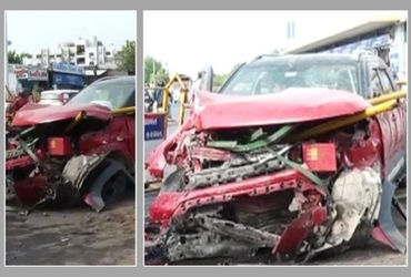 અમદાવાદ: રબારી કોલોની ચાર રસ્તા નજીક પૂરપાટ ઝડપે જતી કાર BRTSની રેલિંગ તોડી ટ્રેકમાં ઘૂસી, કારનો કચ્ચરઘાણ