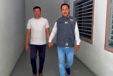 અમદાવાદ: વહેલી સવારે ઘરની બહારથી પશુની ચોરી કરતી ગેંગનો આરોપી ઝડપાયો, દોઢ વર્ષથી ફરાર હતો | Ahmedabad Police Arrest Cow Theft Gang Accused Who Was Absconding for 1 5 Years અમદાવાદ: વહેલી સવારે ઘરની બહારથી પશુની ચોરી કરતી ગેંગનો આરોપી ઝડપાયો, દોઢ વર્ષથી ફરાર હતો | Ahmedabad Police Arrest Cow Theft Gang Accused Who Was Absconding for 1 5 Years