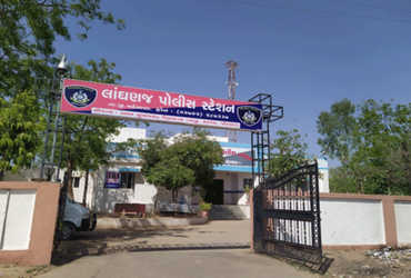 લાંઘણજ પોલીસ મથકના લોકઅપમાં રખાયેલા પાંચ આરોપી કોરોનામાં સપડાયા | Five  accused who were kept in the lockup of Langhanj police station fell into a  corona - Gujarat Samachar