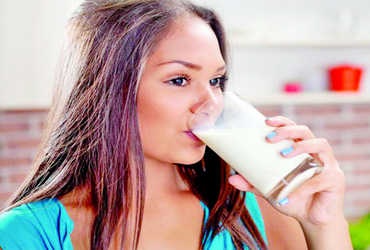 ગરમ દૂધ પીવાના ફાયદા | The benefits of drinking hot milk - Gujarat Samachar