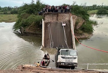 Surendranagar bridge collapse: Dumper, motorcycles plunge in Bhogavo - Vimarsana News