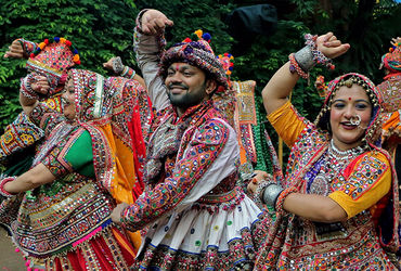 Gujarat preps up for Navratri, CM to inaugurate Fest today - Vimarsana News