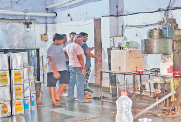 Duplicate sweets, ghee seized worth ₹8.94 lakh seized in Banaskantha - Vimarsana News