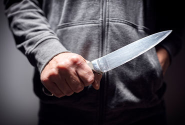 Daylight robbery in Ahmedabad; elderly couple looted of ₹1.1 lakh - Vimarsana News