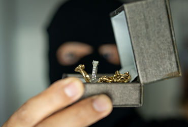 Jewellery shop looted of ₹11.6 lakh at gunpoint in Ahmedabad - Vimarsana News
