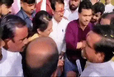 VIDEO: 'મેં 15 મત નાખ્યા, પોલિંગ પર કોંગ્રેસના એજન્ટોને બેસવા ન દીધા…' ભાજપના કાર્યકરનો ધડાકો VIDEO: 'મેં 15 મત નાખ્યા, પોલિંગ પર કોંગ્રેસના એજન્ટોને બેસવા ન દીધા…' ભાજપના કાર્યકરનો ધડાકો
