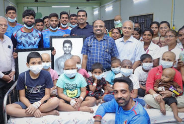 કેન્સર હોસ્પિટલ પહોંચ્યા સૂર્યકુમાર યાદવ અને શ્રેયસ અય્યર, પીડિત બાળકોનો વધાર્યો જુસ્સો, લોકોના વખાણ કેન્સર હોસ્પિટલ પહોંચ્યા સૂર્યકુમાર યાદવ અને શ્રેયસ અય્યર, પીડિત બાળકોનો વધાર્યો જુસ્સો, લોકોના વખાણ