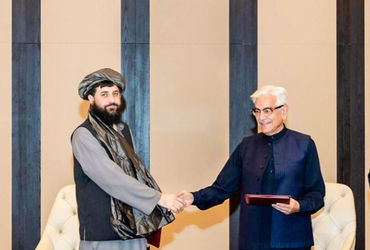 Pakistan and Afghanistan Agree on Ceasefire : છેલ્લા ઘણા સમયથી અફઘાનિસ્તાન અને પાકિસ્તાનના નેતાઓ એક બીજાને યુદ્ધની ધમકી આપી રહ્યા હતા. શરૂઆતમાં સૈન્ય સંઘર્ષ બાદ બંને દેશો વચ્ચે તુર્કીયેમાં સમાધાન મુદ્દે એક બાદ એક બેઠકો યોજાઈ. જે બાદ આખે બંને દેશો સંઘર્ષવિરામ માટે રાજી થયા છે. નોંધનીય છે કે તાલિબાન દ્વારા જડબાતોડ જવાબના કારણે પાકિસ્તાનની શાહબાઝ શરીફ સરકાર બેકફૂટ પર આવી ગઈ હતી. બંને દેશો વચ્ચે સમાધાન કરાવવા માટે તુર્કીયેએ મધ્યસ્થી તરીકેની ભૂમિકા ભજવી.