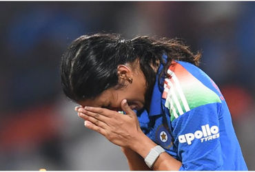 Emotional Jemimah Rodrigues Breaks Down After Match-Winning Knock : આઇસીસી મહિલા વર્લ્ડકપ 2025ની સેમિફાઈનલ મેચમાં ભારતીય ટીમે ઑસ્ટ્રેલિયાને પછાડી ફાઈનલમાં પ્રવેશ કર્યો છે. ભારતીય ટીમ માટે જીતની હીરો ત્રીજા ક્રમ પર બેટિંગ કરવા આવેલી જેમિમા રોડ્રિગ્ઝ રહી. મેચ બાદ જેમિમા ધ્રુસકે ધ્રુસકે રડી પડી હતી. તેણે 134 બોલમાં 94.77 સ્ટ્રાઈક રેટથી 127 રન ફટકાર્યા. મેચ બાદ તેને પ્લેયર ઓફ ધ મેચનો ઍવોર્ડ પણ આપવામાં આવ્યો. જેમિમાએ મેચમાં 14 ચોગ્ગા પણ ફટકાર્યા.