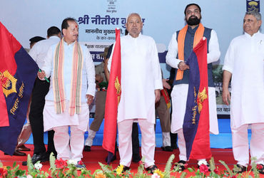 જનતા દળ (યુનાઇટેડ)ના રાષ્ટ્રીય અધ્યક્ષ નીતીશ કુમાર આજે, ગુરુવાર, 20 નવેમ્બરના રોજ, પટનાના ઐતિહાસિક ગાંધી મેદાનમાં એક ભવ્ય સમારોહમાં રેકોર્ડ દસમી વખત બિહારના મુખ્યમંત્રી પદના શપથ લેવા માટે તૈયાર છે. આ ઐતિહાસિક કાર્યક્રમમાં વડાપ્રધાન નરેન્દ્ર મોદી પણ હાજરી આપશે, જે આ સમારોહના મહત્વને દર્શાવે છે. 74 વર્ષીય નેતા નીતીશ કુમારને રાજ્યપાલ આરિફ મોહમ્મદ ખાન શપથ લેવડાવશે.