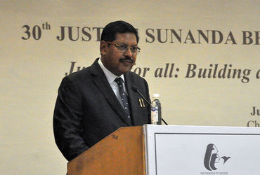 સુપ્રીમ કોર્ટ બાર એસોસિએશન (SCBA) દ્વારા આયોજિત વિદાય સમારોહમાં, ભારતના મુખ્ય ન્યાયાધીશ (CJI) બી.આર. ગવઈએ એક નવી પરંપરા સ્થાપિત કરતા પોતાના દ્વારા આપવામાં આવેલા ચુકાદાઓ પર જાહેરમાં ટિપ્પણી કરી હતી. રવિવારે નિવૃત્ત થઈ રહેલા CJI ગવઈએ કહ્યું કે કારણ કે હવે તેમની પાસે કોઈ ન્યાયિક કાર્ય બચ્યું નથી, તેથી તેઓ પોતાના નિર્ણયો પર ખુલીને વાત કરી શકે છે.