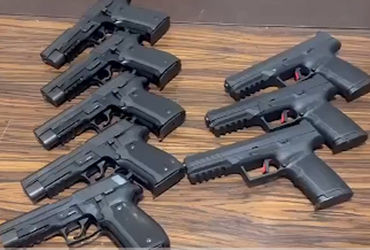 દિલ્હી પોલીસની ક્રાઈમ બ્રાન્ચે આંતરરાષ્ટ્રીય હથિયાર તસ્કરીના એક મોટા રેકેટનો પર્દાફાશ કર્યો છે. પોલીસે આ ગેંગ સાથે જોડાયેલા ચાર આરોપીઓની ધરપકડ કરી છે, જેઓ પાકિસ્તાનથી ડ્રોન મારફતે મોકલવામાં આવેલા અત્યાધુનિક હથિયારોની સપ્લાય ભારતના કુખ્યાત ગેંગસ્ટરો સુધી પહોંચાડવાનો પ્રયાસ કરી રહ્યા હતા.