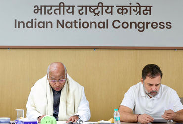 બિહાર વિધાનસભા ચૂંટણી 2025માં શરમજનક હાર થયા બાદ કોંગ્રેસે ગુરૂવારે નવી દિલ્હીમાં સમીક્ષા બેઠક બોલાવી હતી. જેમાં કોંગ્રેસની ટિકિટ પર ચૂંટણી લડનારા બે ઉમેદવારો એકબીજા સાથે બાખડી પડ્યા હતા. વાત ગાળાગાળી સુધી પહોંચી ગઈ અને એક ઉમેદવારે બીજાને મોંમાં ગોળી મારવા સુધીની વાત કરી નાખી.