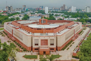 સંસદમાં આજે બીજા દિવસે પણ હોબાળાની સ્થિતિ જોવા મળી રહી છે. SIR મુદ્દે વિપક્ષ ચર્ચાની માગ પર અડગ છે. આ સાથે સરકારના વલણને જોતા વિપક્ષના સાંસદોએ રાજ્યસભા અને લોકસભા બંનેમાં નારેબાજી કરવાનું ચાલુ રાખ્યું હતું.