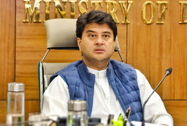 સંચાર સાથી એપ અંગે વિવાદ વચ્ચે સરકારે કહ્યું છે કે આ એપ્લિકેશન ફોનમાં રાખવી જરૂરી નથી. યુઝર્સ તેને ડિલીટ પણ કરી શકશે. કેન્દ્રીયમંત્રી જ્યોતિરાદિત્ય સિંધિયાએ મંગળવારે આ માહિતી આપી હતી.