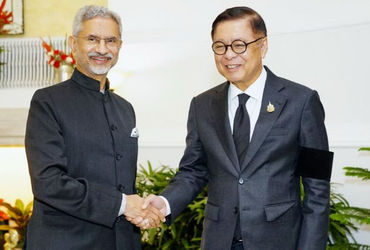 અમેરિકાના પૂર્વ પ્રમુખ ડોનાલ્ડ ટ્રમ્પ દ્વારા BRICS (બ્રાઝિલ, રશિયા, ભારત, ચીન, દક્ષિણ આફ્રિકા) જૂથને 'એન્ટી અમેરિકન બ્લોક' ગણાવીને ટેરિફ લાદવાની વારંવાર ધમકીઓ આપવા છતાં, થાઈલેન્ડ આ જૂથમાં પૂર્ણ સભ્યપદ મેળવવા માટે સક્રિય બન્યું છે. થાઇલેન્ડે આ માટે તેના મહત્ત્વપૂર્ણ ભાગીદાર એવા ભારત પાસે ખાસ સમર્થનની અપીલ કરી છે.