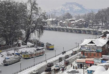 કાશ્મીરમાં ઠંડીનું પ્રમાણ સતત વધી રહ્યું છે. કાશ્મીર ખીણનાં મોટા ભાગનાં વિસ્તારોમાં તાપમાન માઇનસમાં પહોંચી ગયું છે. તાપમાન ઘટવાની સાથે ખીણમાં ધુમ્મસનું પણ પ્રમાણ વધી ગયું છે તેમ સત્તાવાળાઓએ એક નિવેદનમાં જણાવ્યું છે.