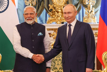 રશિયન પ્રમુખ પુતિન ભારતના બે દિવસના પ્રવાસે આજે આવશે. તેઓ ગુરુવારે સ્થાનિક સમય મુજબ સાડા ચાર વાગે ભારત આવશે તેમ મનાય છે અને સાંજે વડાપ્રધાન નરેન્દ્ર મોદી સાથે ડિનર કરશે. બંને દેશ વચ્ચે દ્વિપક્ષીય વ્યૂહાત્મક અને  આર્થિક ભાગીદારી માટે પુતિનની યાત્રાને અત્યંત મહત્ત્વની માનવામાં આવે છે. અગાઉ મોદી જુલાઈમાં રશિયા ગયા હતા.