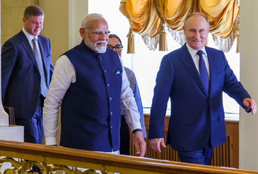 રશિયાના પ્રમુખ વ્લાદિમીર પુતિન ગુરુવારે, 4 ડિસેમ્બર 2025ના રોજ, બે દિવસની રાજકીય યાત્રા માટે નવી દિલ્હી પહોંચશે, જ્યાં તેમનું આગમન સાંજે લગભગ 4:30 વાગ્યે થવાની સંભાવના છે. પુતિનના આગમન બાદ વડાપ્રધાન મોદી તેમના માટે પ્રાઈવેટ ડિનરનું આયોજન કરશે, જે ગયા વર્ષે પીએમ મોદીની મોસ્કો મુલાકાત દરમિયાન પુતિને કરેલા ખાનગી આતિથ્ય સત્કાર જેવું જ હશે. આ મુલાકાત એવા સમયે થઈ રહી છે જ્યારે છેલ્લા બે દાયકામાં ભારત-અમેરિકાના સંબંધો સૌથી વધુ કથળ્યા છે, કારણ કે રશિયન તેલ ખરીદવા બદલ 25% વધારાના શુલ્ક સહિત ભારતીય નિકાસ પર અમેરિકાએ 50% સુધીની ભારે ડ્યૂટી લાદી દીધી છે. પુતિન દિલ્હીમાં લગભગ 28 કલાક રોકાશે.