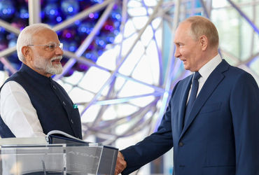 રશિયાના પ્રમુખ વ્લાદિમીર પુતિન આજથી બે દિવસની ભારતની મુલાકાતે આવી પહોંચ્યા છે. તેઓ આજે(4 ડિસેમ્બર) સાંજે લગભગ 6:45 વાગ્યે દિલ્હીના પાલમ એરપોર્ટ પહોંચ્યા છે. રશિયા-યુક્રેન યુદ્ધ શરૂ થયા પછી આ તેમની ભારતની પહેલી મુલાકાત છે. વડાપ્રધાન નરેન્દ્ર મોદી આજે સાંજે તેમના સન્માનમાં પ્રાઇવેટ ડિનરનું પણ આયોજન કરશે.