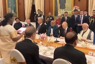 રશિયાના પ્રમુખ વ્લાદિમીર પુતિનનો બે દિવસીય ભારત પ્રવાસ પૂર્ણ થયો છે. આજે(5 ડિસેમ્બર) રાષ્ટ્રપતિ દ્રોપદી મુર્મૂ તરફથી પુતિનના સન્માનમાં રાષ્ટ્રપતિ ભવનમાં ડિનરનું આયોજન કરાયું હતું. જેમાં રાષ્ટ્રપતિ દ્રોપદી મુર્મૂ અને PM મોદી સહિતના VIP ઉપસ્થિત રહ્યા હતા. ડિનર બાદ તેઓ રશિયા જવા રવાના થયા છે. એસ. જયશંકર તેમને એરપોર્ટ સુધી વિદાય આપવા માટે ગયા હતા.