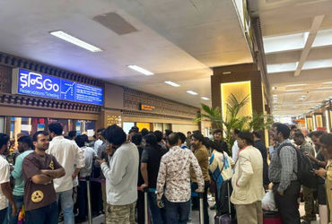 ઇન્ડિગો ફ્લાઇટ રદ થવાને કારણે, રેલવેએ એક મોટો નિર્ણય લીધો છે અને ખાસ ટ્રેનો ચલાવવાની જાહેરાત કરી છે. રેલવે દ્વારા અનેક રૂટ પર ટ્રેનોમાં 116 વધારાના કોચ ઉમેરવાની0 જાહેરાત કરવામાં આવી છે. પશ્ચિમ રેલવેએ સાબરમતી અને દિલ્હી જંકશન વચ્ચે ખાસ ભાડા પર સુપરફાસ્ટ સ્પેશિયલ ટ્રેન ચલાવવાનો પણ નિર્ણય લીધો છે. પશ્ચિમ રેલવે અનુસાર, ટ્રેન નંબર 09497/09498 સાબરમતી-દિલ્હી જંકશન સુપરફાસ્ટ સ્પેશિયલ કુલ ચાર ટ્રીપ માટે દોડશે.