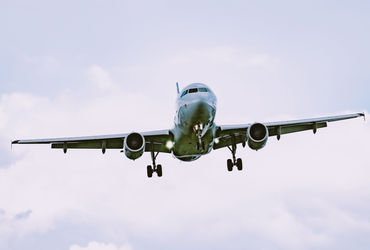 ભારતના ડિરેક્ટોરેટ જનરલ ઓફ સિવિલ એવિએશન (DGCA)એ તાજેતરના ઇન્ડિગો એરલાઇનમાં આવેલા સંકટને લઈને ચીફ એક્ઝિક્યુટિવ ઓફિસર (CEO) ને કારણદર્શક નોટિસ જારી કરી છે. DGCAએ આ નોટિસ ઇન્ડિગો ફ્લાઇટ્સમાં થયેલા મોટા વિલંબ, રદ અને અન્ય વિક્ષેપો અંગે જારી કરી છે.