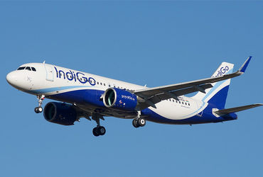 ઇન્ડિગો એરલાઇન્સ છેલ્લા પાંચ દિવસથી ગંભીર કામગીરીમાં અવરોધોનો સામનો કરી રહી છે, જેના પરિણામે સેંકડો ફ્લાઇટ્સ રદ કરવામાં આવી છે અને હજારો મુસાફરોને મુશ્કેલીનો સામનો કરવો પડ્યો છે. પરિસ્થિતિ વધુ વણસી જતાં, ઉડ્ડયન નિયમનકાર DGCA એ શનિવારે કડક વલણ અપનાવ્યું, ઇન્ડિગોના CEO પીટર એલ્બર્સ અને એકાઉન્ટેબલ મેનેજર ઇસિડ્રો પોર્કેરાસને કારણ જણાવો નોટિસ ફટકારી, તેમને 24 કલાકની અંદર જવાબ આપવા જણાવ્યું છે.