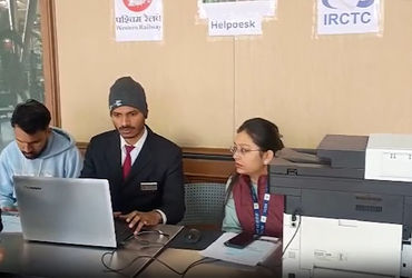 ઈન્ડિગોની સેંકડો ફ્લાઇટ્સ રદ થવાને કારણે હવાઈ મુસાફરોને થઈ રહેલી ભારે પરેશાની વચ્ચે ભારતીય રેલવેએ એક મોટી પહેલ કરી છે. અમદાવાદના સરદાર વલ્લભભાઈ પટેલ આંતરરાષ્ટ્રીય એરપોર્ટ પર ફસાયેલા મુસાફરોની મદદ માટે રેલવેએ એક વિશેષ હેલ્પડેસ્ક કાઉન્ટર શરૂ કર્યું છે. આ હેલ્પડેસ્ક પર ફ્લાઇટ રદ થવાને કારણે અટવાયેલા મુસાફરોને વિશેષ અને નિયમિત ટ્રેનોની ઉપલબ્ધતા અને સીટોની માહિતી આપવામાં આવી રહી છે.