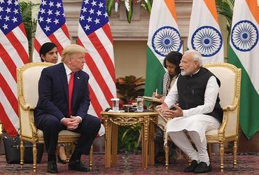 ભારત અને અમેરિકા વચ્ચે લાંબા સમયથી અટકેલી ટ્રેડ ડીલ પર હવે જલ્દી વાતચીત સફળ થવાની આશા વધી છે. છેલ્લા કેટલાક સમયથી બંને દેશો તરફથી મળેલા સકારાત્મક સંકેતો બાદ હવે એક મહત્ત્વપૂર્ણ ઘટનાક્રમ સામે આવ્યો છે. આગામી સપ્તાહે અમેરિકન અધિકારીઓની એક ટીમ દ્વિપક્ષીય વેપાર સમજૂતીના પ્રથમ તબક્કાને અંતિમ સ્વરૂપ આપવાના ઉદ્દેશ્યથી ભારતની મુલાકાત લેવાની છે. આ મુલાકાત દરમિયાન બંને દેશો વચ્ચે વેપાર કરારને લઈને બાકી રહેલા તમામ મુદ્દાઓ પર વાતચીત થવાની અને અંતિમ નિર્ણય લેવાઈ શકે તેવી પ્રબળ સંભાવના છે.