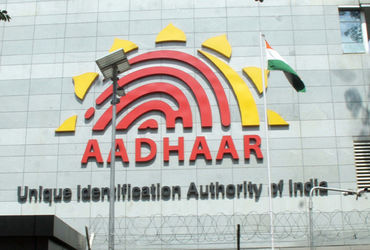 નવી એપથી અને QR કોડ ફટાફટ આધાર વેરિફિકેશ મામલે UIDAIએ નવી જાહેરાત કરી છે. સરકાર ટૂંક સમયમાં એક નવો નિયમ લાગુ કરશે. જેમાં હોટલ, ઇવેન્ટ આયોજક અને અન્ય સંસ્થાઓને ગ્રાહકોના આધાર કાર્ડની ફોટોકોપી રાખવા પર પ્રતિબંધ મૂકાશે. વર્તમાન આધાર કાયદા મુજબ, કારણ વગર કોઈના આધારની ફોટોકોપી રાખવી ગેરકાયદેસર છે.