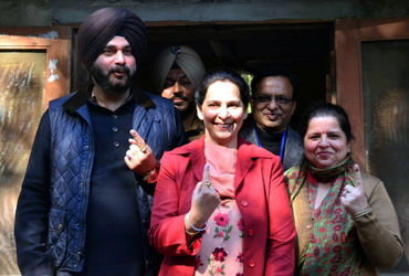 Navjot Kaur Sidhu claims ₹500 crore needed for Punjab CM post : નવજોત સિંહ સિદ્ધુના પત્ની નવજોત કૌર સિદ્ધુના નિવેદન પર કોંગ્રેસમાં ઘમસાણ શરૂ થયું છે. તેમણે હાલમાં જ કહ્યું છે કે મુખ્યમંત્રીની ખુરશી માટે 500 કરોડ રૂપિયાની જરૂર પડે છે. જે બાદ ભારતીય જનતા પાર્ટી અને આમ આદમી પાર્ટીએ કોંગ્રેસ પર પ્રહાર કર્યા છે. આ બંને પક્ષના નેતાઓ કહી રહ્યા છે કે કોંગ્રેસ ધન સંપત્તિના રાજકારણમાં લિપ્ત છે અને સિદ્ધુના પત્નીએ તે સત્ય બહાર લાવ્યા છે.