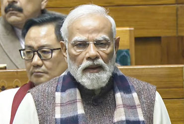 PM Modi Targets Nehru and Congress in Parliament During Vande Mataram Debate | સંસદના શિયાળુ સત્રમાં આજે વંદે માતરમ્ પર ચર્ચા કરવામાં આવી રહી છે. વડાપ્રધાન મોદીએ પણ આ મુદ્દે સંસદમાં સંબોધન કર્યું. તેમણે કહ્યું, કે જે મંત્ર અને જયઘોષે આઝાદીના આંદોલનમાં ઉર્જા અને પ્રેરણા આપી. તેના 150 વર્ષ પૂર્ણ થવાના ઐતિહાસિક અવસરના આપણે સૌ સાક્ષી બની રહ્યા છીએ.