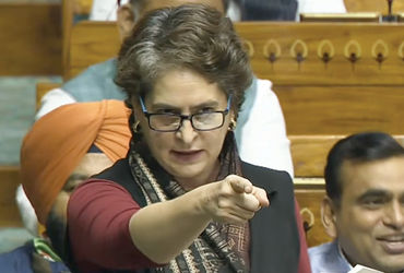 રાષ્ટ્રીય ગીત 'વંદે માતરમ્'ના 150 વર્ષ પૂરા થવાના અવસરે લોકસભામાં સોમવારે યોજાયેલી વિશેષ ચર્ચા દરમિયાન કોંગ્રેસના નેતા પ્રિયંકા ગાંધીએ કેન્દ્ર સરકાર પર આકરા પ્રહારો કર્યા છે. તેમણે આ ચર્ચાના સમય અને હેતુ પર સવાલ ઉઠાવતા કહ્યું કે, સરકાર દેશના મહત્ત્વના મુદ્દાથી ધ્યાન ભટકાવવા અને રાજકીય લાભ લેવા માટે આ ચર્ચા કરાવી રહી છે.’