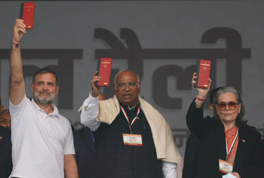 કોંગ્રેસ પક્ષ દ્વારા રવિવારે દિલ્હીના રામલીલા મેદાનમાં ‘વૉટ ચોર ગાદી છોડ’ હેઠળ એક વિશાળ રેલીનું આયોજન કરવામાં આવ્યું હતું. રેલીમાં કોંગ્રેસના ટોચના નેતાઓએ કેન્દ્ર સરકાર અને ભાજપ પર ચૂંટણીમાં ગેરરીતિ અને ભ્રષ્ટાચારના ગંભીર આરોપો લગાવ્યા હતા. કોંગ્રેસ અધ્યક્ષ મલ્લિકાર્જૂન ખડગેએ ભાજપ-આરએસએસ ગરીબો માટે ખતરો હોવાનો, જ્યારે કોંગ્રેસ સાંસદ રાહુલ ગાંધીએ વડાપ્રધાન નરેન્દ્ર મોદી અને ગૃહમંત્રી અમિત શાહ બંધારણ ખતમ કરી રહ્યા હોવાનો આક્ષેપ કર્યો હતો. જ્યારે કોંગ્રેસ નેતા પ્રિયંકા ગાંધી વાડ્રાએ ચૂંટણી ચોરીનો મુદ્દે ઉઠાવી કેન્દ્ર સરકાર પર પ્રહારો કર્યા હતા.