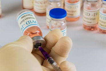 કોવિડ કાળ પછી દેશભરમાં મોતને ભેટી રહેલા યુવાનોના પ્રમાણમાં નોંધપાત્ર વધારો થયો છે, જે માટે કોવિડની રસીને જવાબદાર માનવામાં આવતી રહી છે. જોકે, એક નવા અભ્યાસમાં યુવાનોના અચાનક મૃત્યુ અને કોવિડ રસીકરણ વચ્ચેના સંબંધને નકારવામાં આવ્યો છે. તબીબી શિક્ષણ અને સંશોધન સંસ્થા ઓલ ઇન્ડિયા ઇન્સ્ટિટ્યુટ ઑફ મેડિકલ સાયન્સ (AIIMS) અને ભારત સરકારના સ્વાસ્થ્ય અને પરિવાર કલ્યાણ મંત્રાલય હેઠળની બાયોમેડિકલ સંશોધન સંસ્થા ઇન્ડિયન કાઉન્સિલ ઑફ મેડિકલ રિસર્ચ (ICMR) દ્વારા હાથ ધરવામાં આવેલા વ્યાપક અભ્યાસનું તારણ એવું કહે છે કે, અચાનક થયેલા મૃત્યુ માટે હૃદય રોગ અને ધૂમ્રપાન તથા દારુનું સેવન કારણભૂત છે.