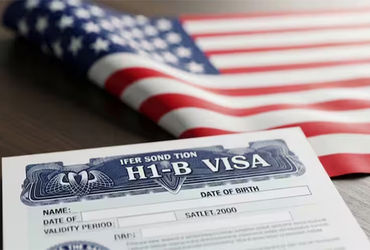 ભારતના ચેન્નાઈ સ્થિત વાણિજ્ય દૂતાવાસમાં કામ કરી ચૂકેલા ભારતીય મૂળના અમેરિકન ડિપ્લોમેટ મહવશ સિદ્દીકીએ એચ-1બી વિઝાને લઈને આરોપ લગાવ્યો છે કે એમાં અમેરિકન-ભારતીય અધિકારીઓની સંડોવણીથી ભ્રષ્ટાચાર થઈ રહ્યો છે અને એમાં નકલી દસ્તાવેજોની મદદથી વિઝા આપવાનું ષડયંત્ર ચાલી રહ્યું છે. તેથી આ વિઝા પ્રોગ્રામ સદંતર બંધ કરી દેવો જોઈએ એવી માગણી પણ તેણે કરી હતી.