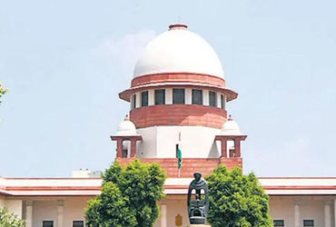 સુપ્રીમ કોર્ટે અરવલ્લી પર્વતમાળાના કેસમાં પોતાના જ 20 નવેમ્બરના ચુકાદા પર હાલ પૂરતી રોક લગાવી દીધી છે. કોર્ટે આ મામલે કેન્દ્ર સરકાર અને રાજ્ય સરકારોને નોટિસ ફટકારીને જવાબ માંગ્યો છે. જસ્ટિસ સૂર્યકાંતની અધ્યક્ષતાવાળી ત્રણ જજોની બેન્ચે આ મામલે સુનાવણી કરી હતી. હવે આ કેસની વધુ સુનાવણી 21 જાન્યુઆરીએ હાથ ધરવામાં આવશે.