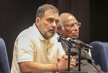 ઉત્તરાખંડની રાજધાની દેહરાદૂનમાં ત્રિપુરાના 24 વર્ષીય વિદ્યાર્થી એન્જલ ચકમાની હત્યાના મામલે દેશભરમાં રોષ જોવા મળી રહ્યો છે. આ ઘટનાને લઈને લોકસભામાં વિપક્ષના નેતા રાહુલ ગાંધી અને રાજ્યસભા સાંસદ કપિલ સિબ્બલે ભાજપ સરકાર પર આકરા પ્રહારો કર્યા છે.