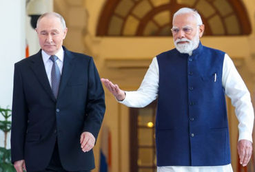 રશિયાના પ્રમુખ વ્લાદિમીર પુતિનના નિવાસસ્થાનને નિશાન બનાવીને કરવામાં આવેલા ડ્રોન હુમલાના અહેવાલોએ વૈશ્વિક રાજકારણમાં ગરમાવો લાવી દીધો છે. આ ગંભીર ઘટના અંગે ભારતમાં પણ ચર્ચા શરૂ થઈ છે, ત્યારે વડાપ્રધાન નરેન્દ્ર મોદીએ આ મામલે ઊંડી ચિંતા વ્યક્ત કરી છે. તેમણે સોશિયલ મીડિયા પર શાંતિની અપીલ કરતા સ્પષ્ટ કર્યું છે કે હિંસા કોઈ ઉકેલ નથી.