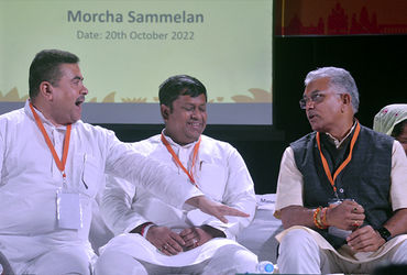 પશ્ચિમ બંગાળમાં આ વર્ષે યોજાનારી વિધાનસભા ચૂંટણી પહેલા ભારતીય જનતા પાર્ટી (BJP)માં 'જૂના વિરુદ્ધ નવા' નેતાઓ વચ્ચેનો આંતરિક સંઘર્ષ વધુ તીવ્ર બન્યો છે. કેન્દ્રીય ગૃહમંત્રી અમિત શાહ સાથેની મુલાકાતના બીજા જ દિવસે, રાજ્યના પૂર્વ ભાજપ અધ્યક્ષ દિલીપ ઘોષે પોતાની જ પાર્ટીની રણનીતિઓ અને તાજેતરમાં પક્ષમાં જોડાયેલા નેતાઓ પર આકરા પ્રહાર કર્યા છે. દિલીપ ઘોષે ગુરુવારે એક મોટું નિવેદન આપતા કહ્યું કે માત્ર ધાર્મિક મુદ્દાઓના આધારે ચૂંટણી જીતવી શક્ય નથી.