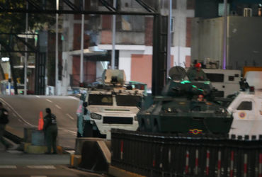 અમેરિકાએ વેનેઝુએલા પર હુમલો કરી નિકોલસ માદુરો અને તેમની પત્નીને કેદ કર્યા છે. જે બાદ હવે વેનેઝુએલાના પાટનગર કારાકાસમાં તણાવ વધી રહ્યો છે. સોમવારે વેનેઝુએલાના રાષ્ટ્રપતિ ભવન પાસે ભારે ગોળીબાર અને વિસ્ફોટ થયા. સુરક્ષાદળોએ અજ્ઞાત ડ્રોન પર ગોળી મારી. જે બાદ સમગ્ર વિસ્તારમાં તણાવ વધી ગયો છે.