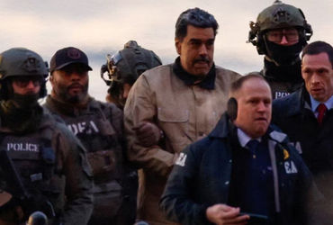 વેનેઝુએલાના પ્રમુખ નિકોલસ માદુરોને જ્યારે સોમવારે મેનહટનની ફેડરલ કોર્ટમાં હાજર કરવામાં આવ્યા ત્યારે માહોલ અત્યંત તણાવપૂર્ણ અને નાટકીય હતો. ડ્રગ્સની હેરાફેરી અને નાર્કો-ટેરરિઝમના ગંભીર આરોપોનો સામનો કરી રહેલા માદુરોએ કોર્ટરૂમમાં પોતાની પ્રથમ પેશી દરમિયાન આક્રમક વલણ અપનાવ્યું હતું અને પોતાને નિર્દોષ ગણાવ્યા હતા. આ સુનાવણી 40 મીનીટ સુધી ચાલી હતી.