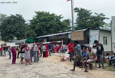 નેપાળમાં ભારતીય સરહદ પાસે ધાર્મિક વિવાદ મામલે ભારેલા અગ્નિ જેવી સ્થિતિનું નિર્માણ થયું છે. બીરગંજ શહેરમાં એક ધાર્મિક સ્થળ પર તોડફોડ અને પવિત્ર ગ્રંથ સળગાવવાની ઘટના બાદ ઉગ્ર વિરોધ પ્રદર્શન શરૂ થયા છે. વીડિયો જોતજોતાંમાં વાઈરલ થઈ જતાં હિંસા અને તણાવ વધ્યો છે.