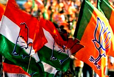 મહારાષ્ટ્રના રાજકીય સમીકરણોમાં એક નવા અને આશ્ચર્યજનક પ્રકરણની શરૂઆત થઈ છે. 'કોંગ્રેસ-મુક્ત ભારત'નો નારો આપનારી ભારતીય જનતા પાર્ટીએ થાણે જિલ્લાની અંબરનાથ નગર પરિષદમાં સત્તા મેળવવા માટે વિરોધ પક્ષ કોંગ્રેસ સાથે હાથ મિલાવ્યા છે. આ નવા ગઠબંધનનો મુખ્ય હેતુ મુખ્યમંત્રી એકનાથ શિંદેની શિવસેનાને સત્તાથી દૂર રાખવાનો છે. આ ગઠબંધનમાં અજિત પવારની એનસીપી(NCP) પણ સામેલ થઈ છે, જેના કારણે હવે શિવસેનાએ વિપક્ષની બેંચ પર બેસવાનો વારો આવ્યો છે. આ અણધાર્યા સમીકરણને કારણે મહારાષ્ટ્રના રાજકારણમાં ભારે ગરમાવો જોવા મળી રહ્યો છે.